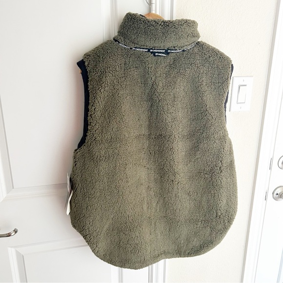 NWT Free People Venture On Reversible Fleece Puffer Vest Black Green - Picture 9 of 9